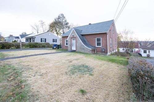 32 Donahue St, Waterbury, CT 06706-1605