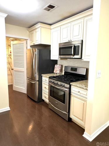 186 Blew Ct, East Brunswick NJ  08816-1833 exterior