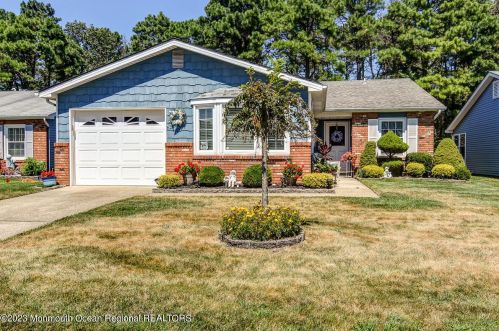29 Yorkwood Dr, Bricktown, NJ 08723-7805