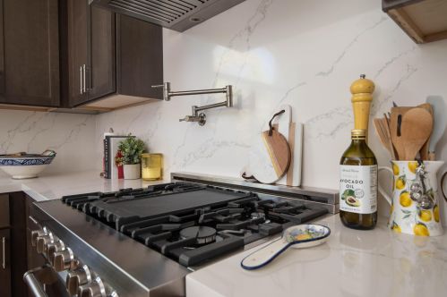 560 Apple Grove Cir, Santa Barbara CA  93105-4086 exterior