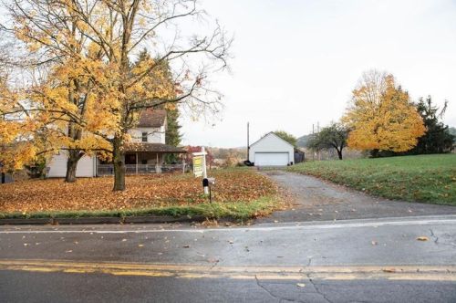 966 Wallace Run Rd, Beaver Falls, PA 15010-5751