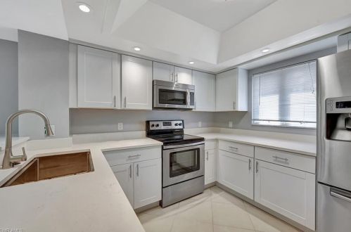 1660 Spoonbill Ln, Naples, FL 34105-2883