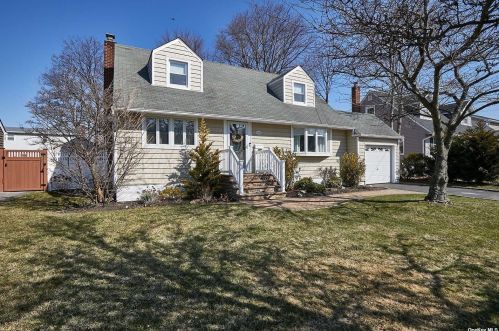 3775 Mansfield Dr, Seaford, NY 11783-2347