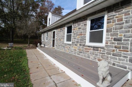 687 Swamp Picnic Rd, Gilbertsville, PA 19525-9624