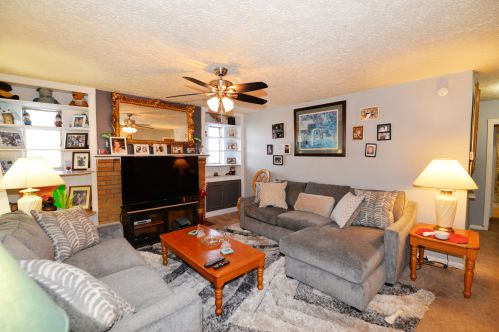 2 Meadow Ln, Florence, KY 41042-2643