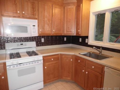 160 Branford Rd, North Branford CT  06471-1366 exterior