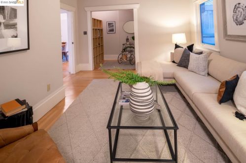 5766 Ayala Ave, Oakland CA 94609-1742 exterior