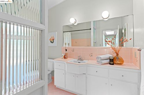 4985 Hedge Ln, Oakland CA  94602-2641 exterior