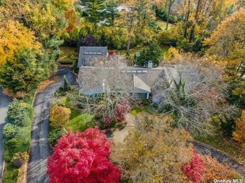 5 Lighthouse Rd, Great Neck, NY 11024-1115