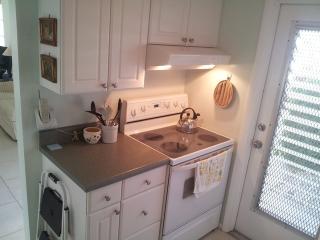 629 12th Ave, Naples FL  34120-2304 exterior