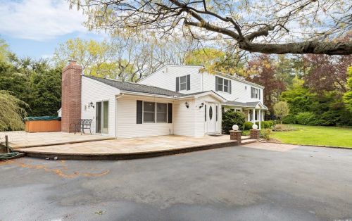 338 Elwood Rd, Elwood, NY 11731-2215