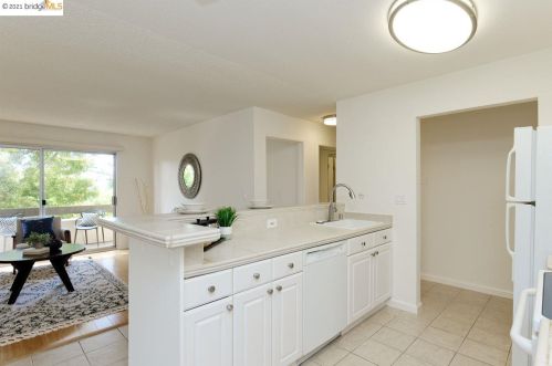 466 Crescent St, Oakland, CA 94610-2662