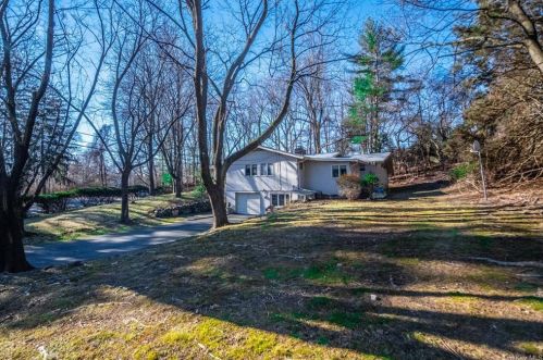 2 Heights Rd, Airmont, NY 10901-4236