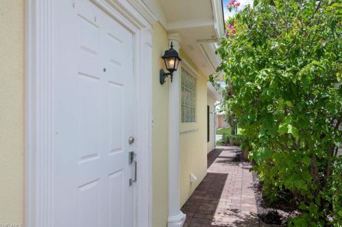 8161 Xenia Ln, Naples, FL 34114-2698