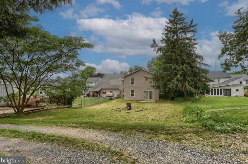 5560 Elizabethtown Rd, Lawn, PA 17041-7700