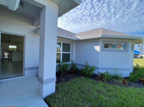 818 11th Pl, Cape Coral, FL 33991-2453