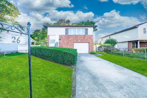 26 Lucerne Dr, Babylon, NY 11704-8122