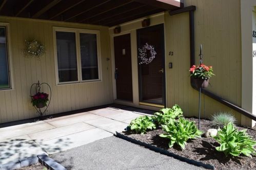 84 Little Oak Ln, Rocky Hill, CT 06067-1838
