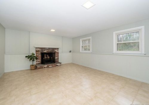 25 Arrowhead Rd, Wilton CT  06897-4402 exterior