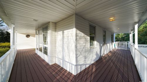 18 Drew Dr, Eastport NY  11941-1335 exterior