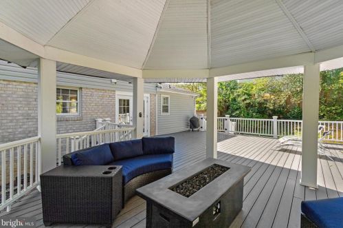 6808 Houndmaster Rd, Springfield VA  22152-2715 exterior
