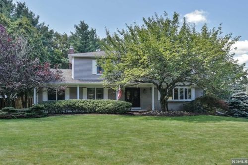 118 Chuckanutt Dr, Oakland, NJ 07436-3702