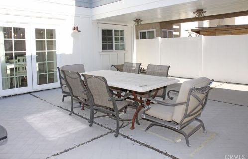 208 Indianapolis Ave, Huntington Beach CA 92646-5011 exterior