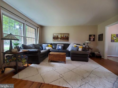 8502 Lakinhurst Ln, Springfield VA  22152-1727 exterior