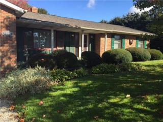 7595 Allen Dr, Hartville, OH 44632-9379