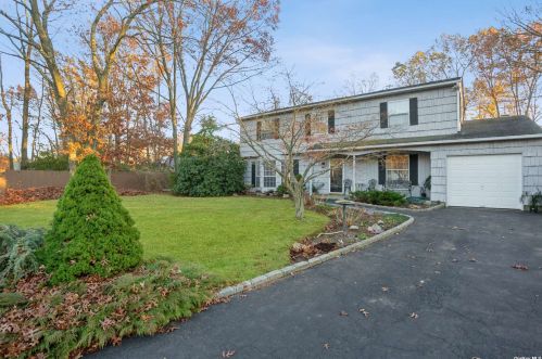 4 Sullivan Ct, Mount Sinai, NY 11766-3127