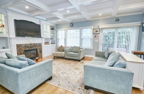 18 Pinewood Ln, New Hyde Park NY  11040-3321 exterior
