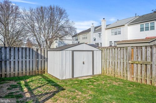 302 Hedgestone Ter, Leesburg VA  20176-4842 exterior