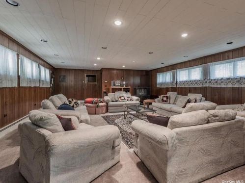 613 Caledonia Rd, Huntington Station NY 11746-5122 exterior