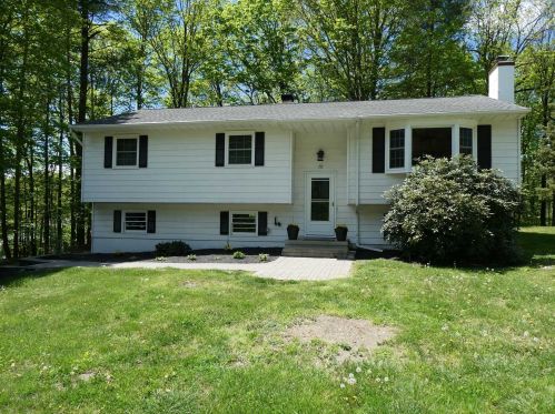 32 Richard Rd, Hyde Park, NY 12538-2437