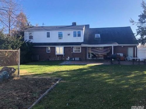 14 12th St, Huntington Station, NY 11746-2402
