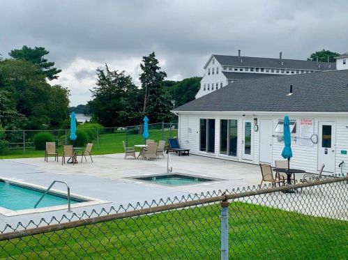 40 Web Ave, North Kingstown RI  02852-6822 exterior