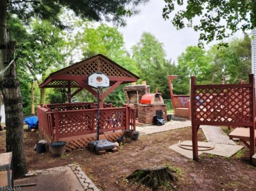 65 Jefferson Dr, Piscataway NJ  08854-5052 exterior