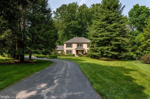 725 Larch Wood Ln, Ithan, PA 19085-1017