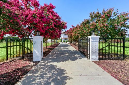 5025 Underhill Rd, Turlock, CA 95380-9136