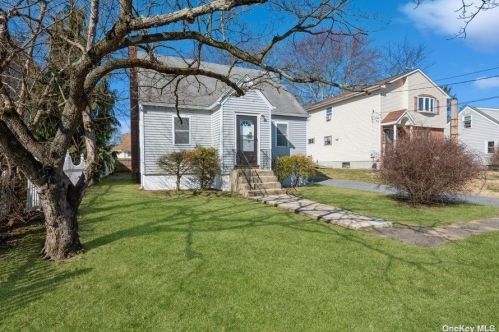 120 26th St, Wheatley Heights, NY 11798-2806