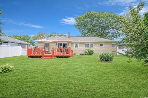52 Colony Dr, West Sayville NY  11796-1619 exterior