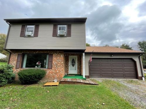 28 Laura Dr, Sandy Lake, PA 16145-3512