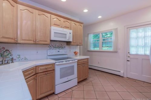 98 Kings Dr, Southport CT  06890-1209 exterior