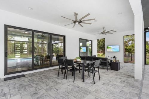 4423 7th Ave, Naples, FL 34119-1527