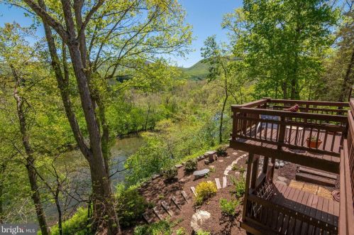 160 Manor Dr, Edinburg VA  22824-3579 exterior