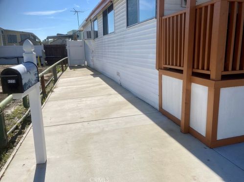 6220 Sea Breeze Dr, Long Beach, CA 90803-2325