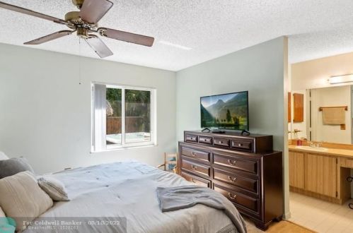 19621 58 Ave, Hialeah FL  33015-4909 exterior