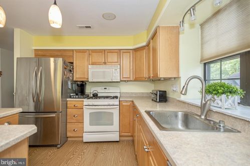 27 Pin Oak Ct, Miquon, PA 19444-2509