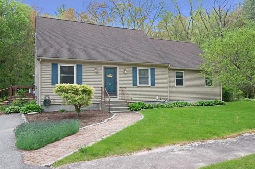 2 Pin Oak Ct, Coventry, RI 02816-7943