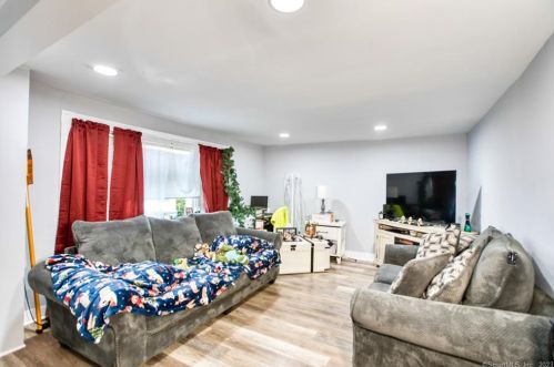 8 Jetland Pl, Bridgeport CT  06605-3318 exterior